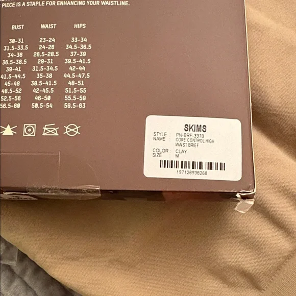 SKIMS CLAY core control brief Medium - Picture 3 of 8